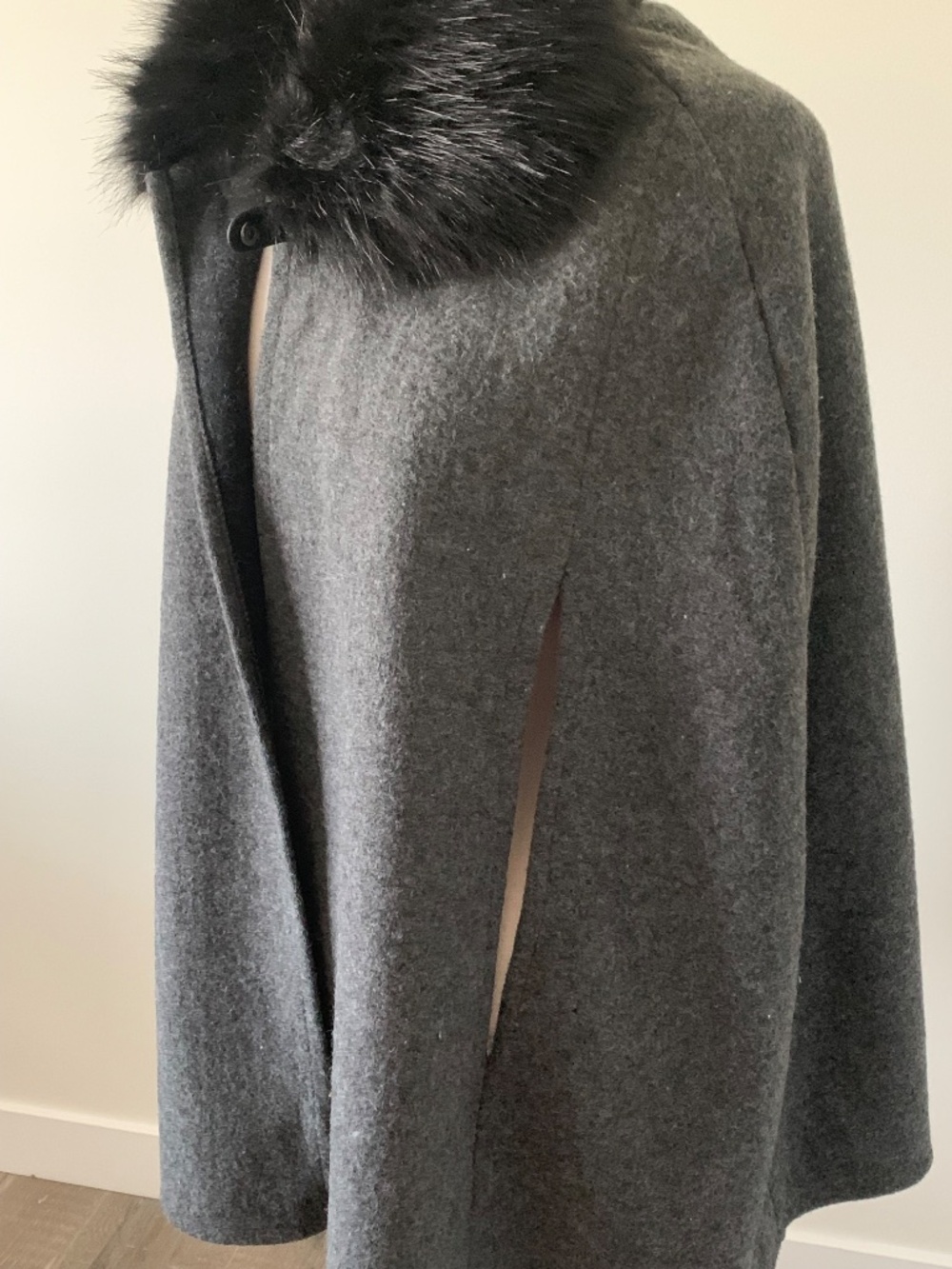 women cape - Picture 3 of 8